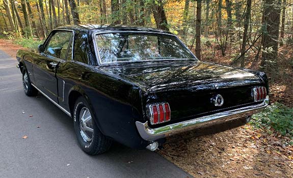 Fahrzeug-1,-Rückseite-Ford-Mustang,-Coupe,-Baujahr-1965,-Raven-Black
